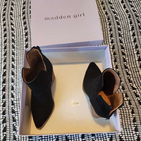 Black suede, slit ankle madden girl booties. - Picture 5 of 7